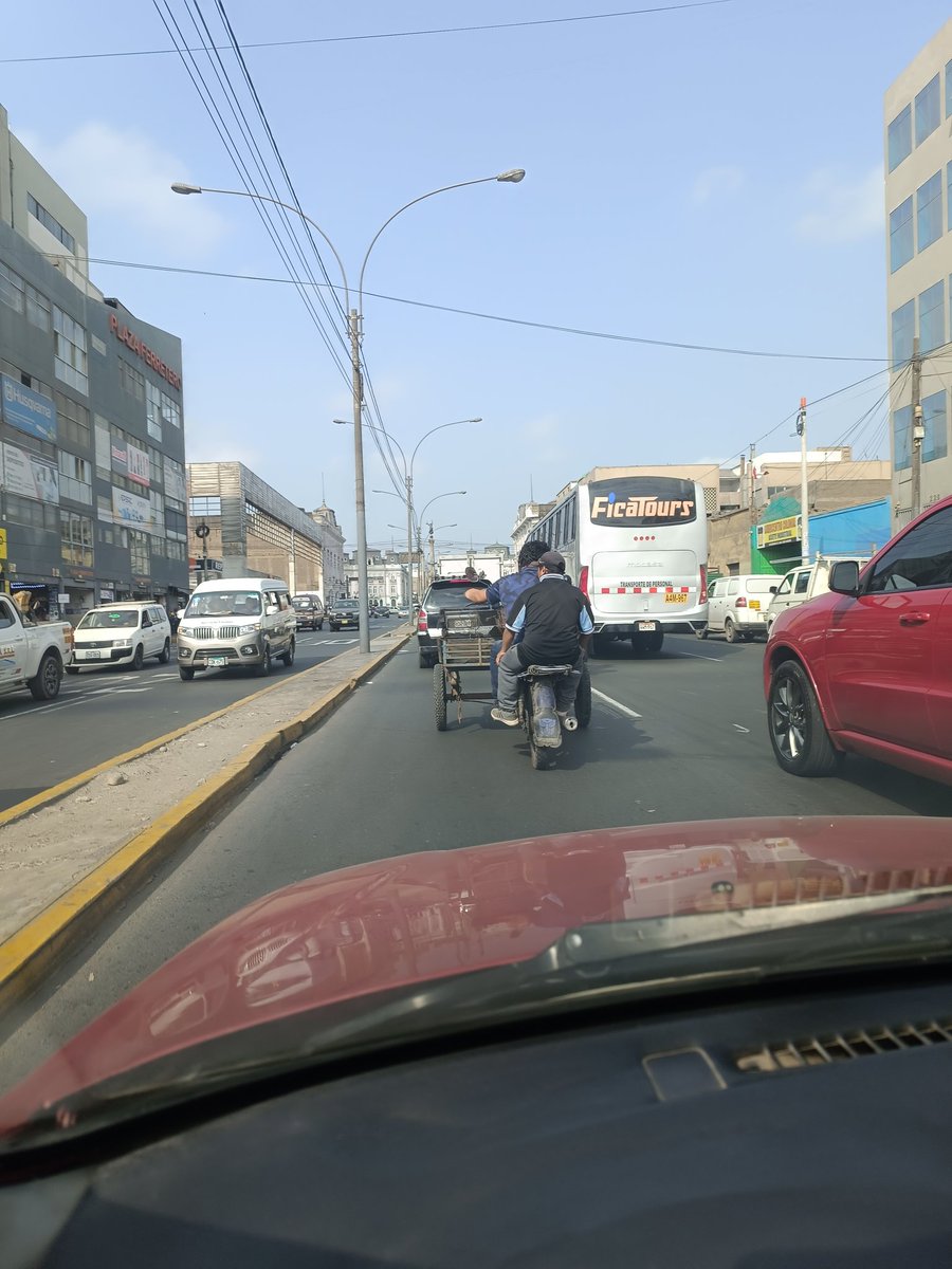luisbq_45's tweet photo. Es común ver este tipo de "vehículos" sin placa, sin casco de seguridad y seguramente el conductor sin licencia de conducir y ni que decir del Soat. Dónde está la @PoliciaPeru de la Dirección de tránsito https://t.co/kXxKI65yW8