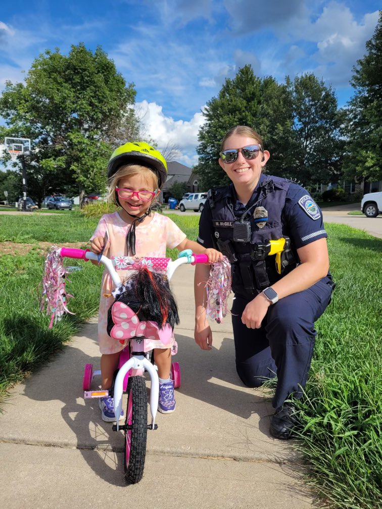 🚲 It’s a #GoodDeed for Clara! Officer McGill saw Clara wearing a helmet while riding her bike and stopped to give her a Good Deed Award. You know us - we are BIG FANS of safety! Great job, Clara! Enjoy your ice cream! 🍦