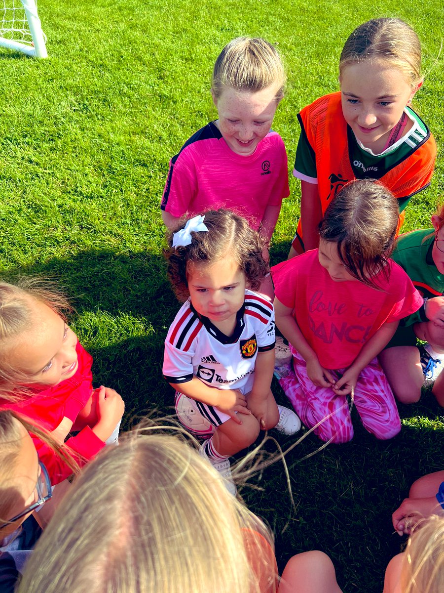 SeamusHeath1's tweet photo. We had a visitor to our camp today. 
Grandaughter Heidi loved meeting everyone. 
What a camp!
Fantastic players, coaches and parents. 
Thank you everyone it’s been a pleasure. https://t.co/gKgpkOKJLO