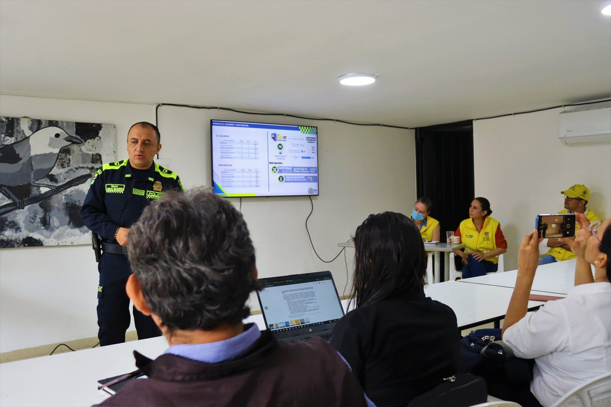 edrucali's tweet photo. Realizamos la 1⃣1⃣ mesa ambiental #CATASEP en #CiudadParaíso, haciendo seguimiento a los compromisos y estrategias que permitan mejorar las condiciones de habitabilidad en territorio💚🚮
Junto a @PoliciaCali, comerciantes del centro y organismos @alcaldiadecali
#RenovaciónUrbana https://t.co/tyBdDm1HFS