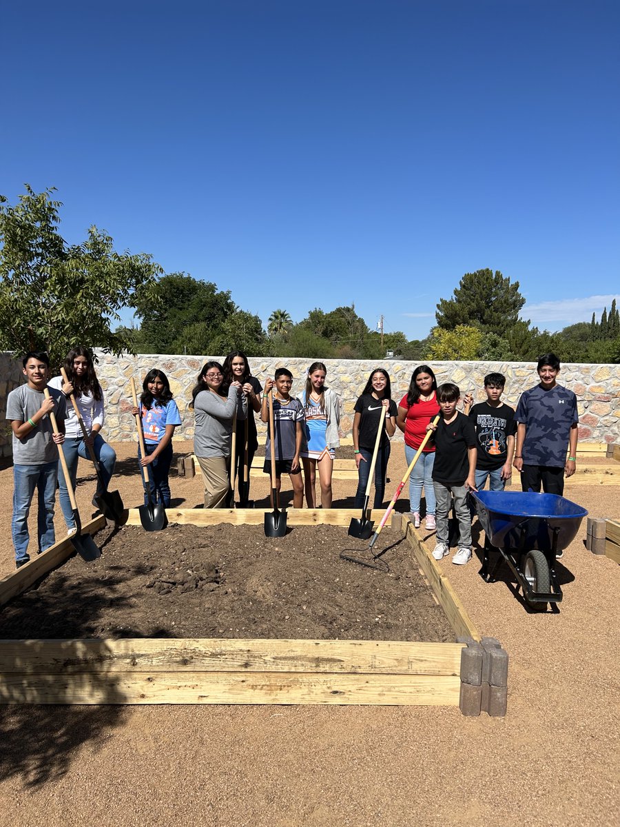 HaskinsPK8's tweet photo. Our AG students working on their raised garden beds. The students are giving sweat equity into their learning. #haskinspride #sunbearsrock @ELPASO_ISD #AGlearning #farminglife #IBMYP @ibmyp https://t.co/IwdRlzIkRv