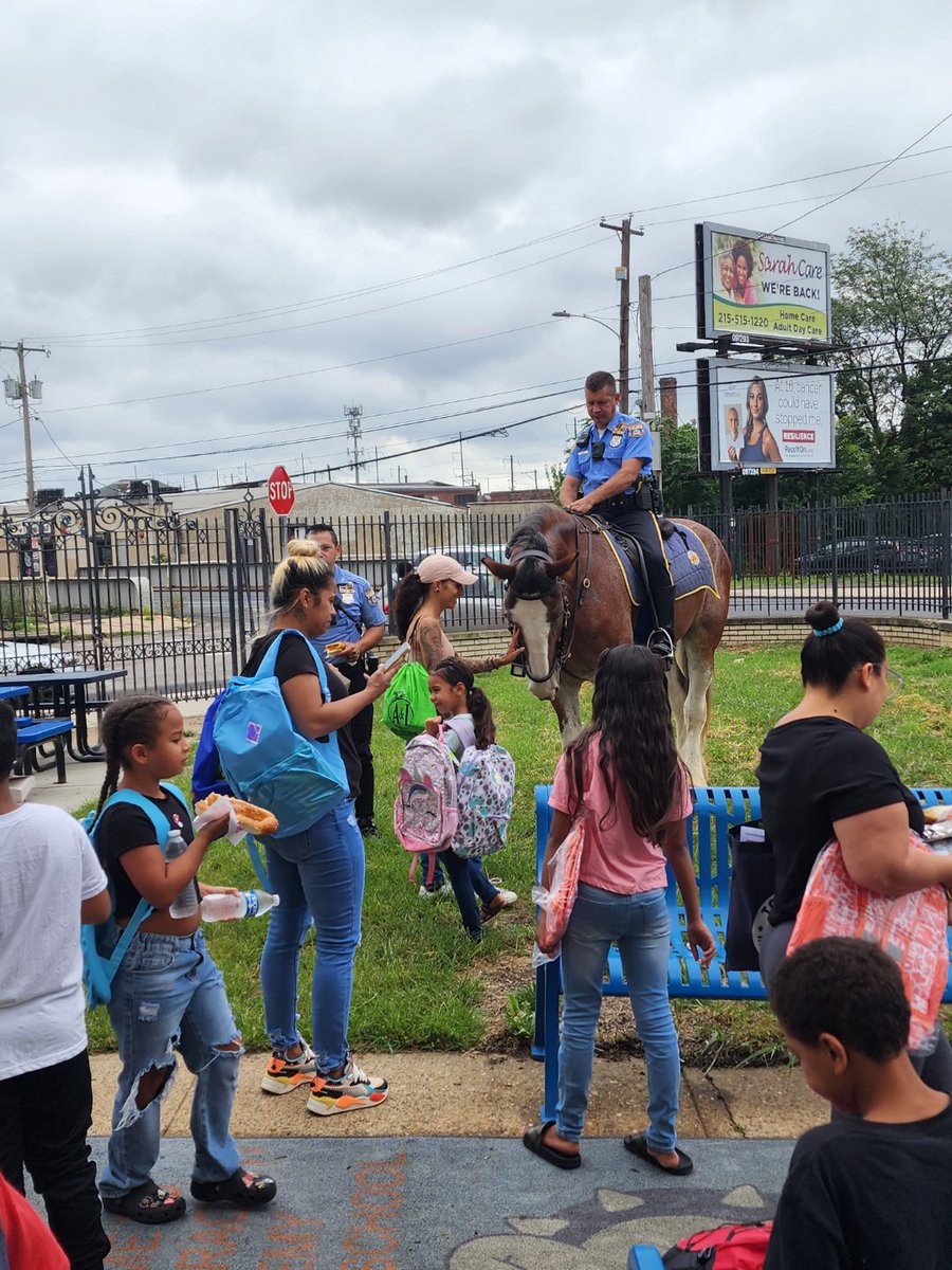 PPD24Dist's tweet photo. Today we had our Back to School community event at #MBA Charter School &amp; it was another great event thanks to our amazing community &amp; all of our committed partners who always support @PPD24Dist !

#PPDHighwayPatrolUnit @PPDMountedUnit @PPDRecruiting @PPDInspJThomas @PPDExplorers https://t.co/mZPXoSdtRd