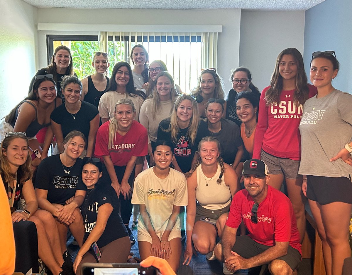 CSUNPolo's tweet photo. Freshmen move in day!! ✅ 
One of our favorite team traditions is helping our new Matadors get settled into their dorms! ❤️🖤🤽🏼‍♀️ #csunpolo #freshmenmoveinday #csun https://t.co/EmwU3qQSkH
