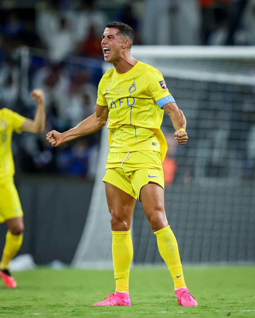 Viralfizz's tweet image. Ronaldo is a goal machine! 🚀🔥 63 hat tricks? Person fit catch fire from this guy o! E dey craze the way e dey score. 🎩⚽️ #RonaldoGoals #HatTrickKing #MadSkills #FireOnTheField