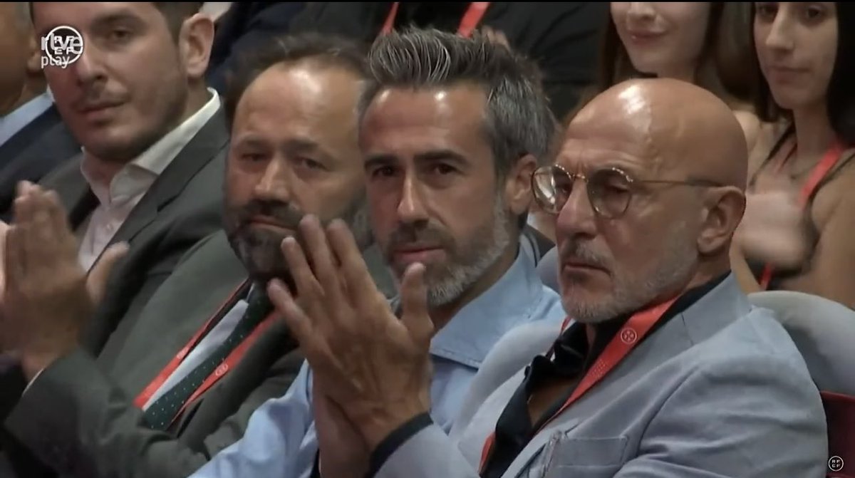 lauymikel's tweet photo. Que no se nos pase por alto que estos entre otros muchos cargos y personal de @rfef han aplaudido hoy el discurso de la vergüenza ,donde un machista que besó a una chica sin su consentimiento la vejó de nuevo dejándola la víctima cómo culpable #SeAcabó https://t.co/XtseFQK2If
