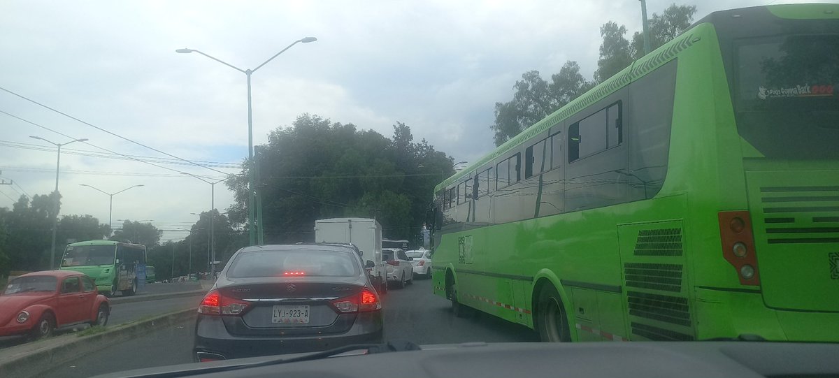 Victor59083092's tweet photo. @UCS_GCDMX @AlcaldiaAO @LaSEMOVI @SSC_CDMX @OVIALCDMX @martibatres @lialimon Pues como que se les olvido ahorita  el trafico esta si solo 2 carriles para pasar el eje 10 sobre revolución...ya ni la hacen https://t.co/ftNt6eEcCx