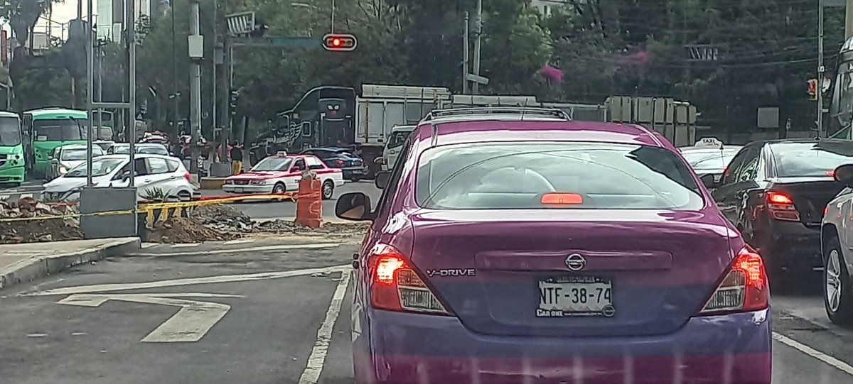 Victor59083092's tweet photo. @UCS_GCDMX @AlcaldiaAO @LaSEMOVI @SSC_CDMX @OVIALCDMX @martibatres @lialimon Pues como que se les olvido ahorita  el trafico esta si solo 2 carriles para pasar el eje 10 sobre revolución...ya ni la hacen https://t.co/ftNt6eEcCx