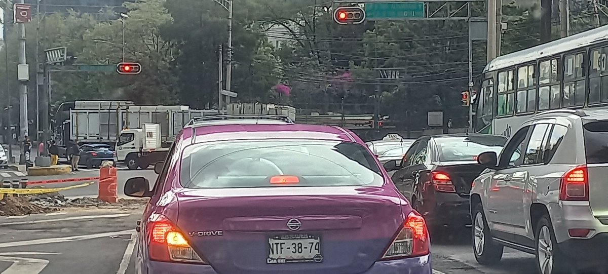 Victor59083092's tweet photo. @UCS_GCDMX @AlcaldiaAO @LaSEMOVI @SSC_CDMX @OVIALCDMX @martibatres @lialimon Pues como que se les olvido ahorita  el trafico esta si solo 2 carriles para pasar el eje 10 sobre revolución...ya ni la hacen https://t.co/ftNt6eEcCx