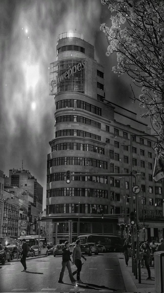 ManuelRevilla57's tweet photo. A veces lo veo todo gris, pero su belleza permanece intacta.
#EdificioCapitol #GranVia #Madrid https://t.co/VjGjaPi9Rn