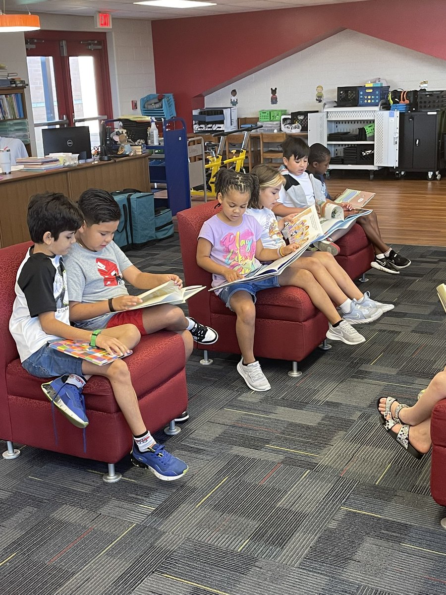 Sweet 2nd graders…reading and sharing! A happy Friday, indeed! ❤️ #huskiesinthelibrary