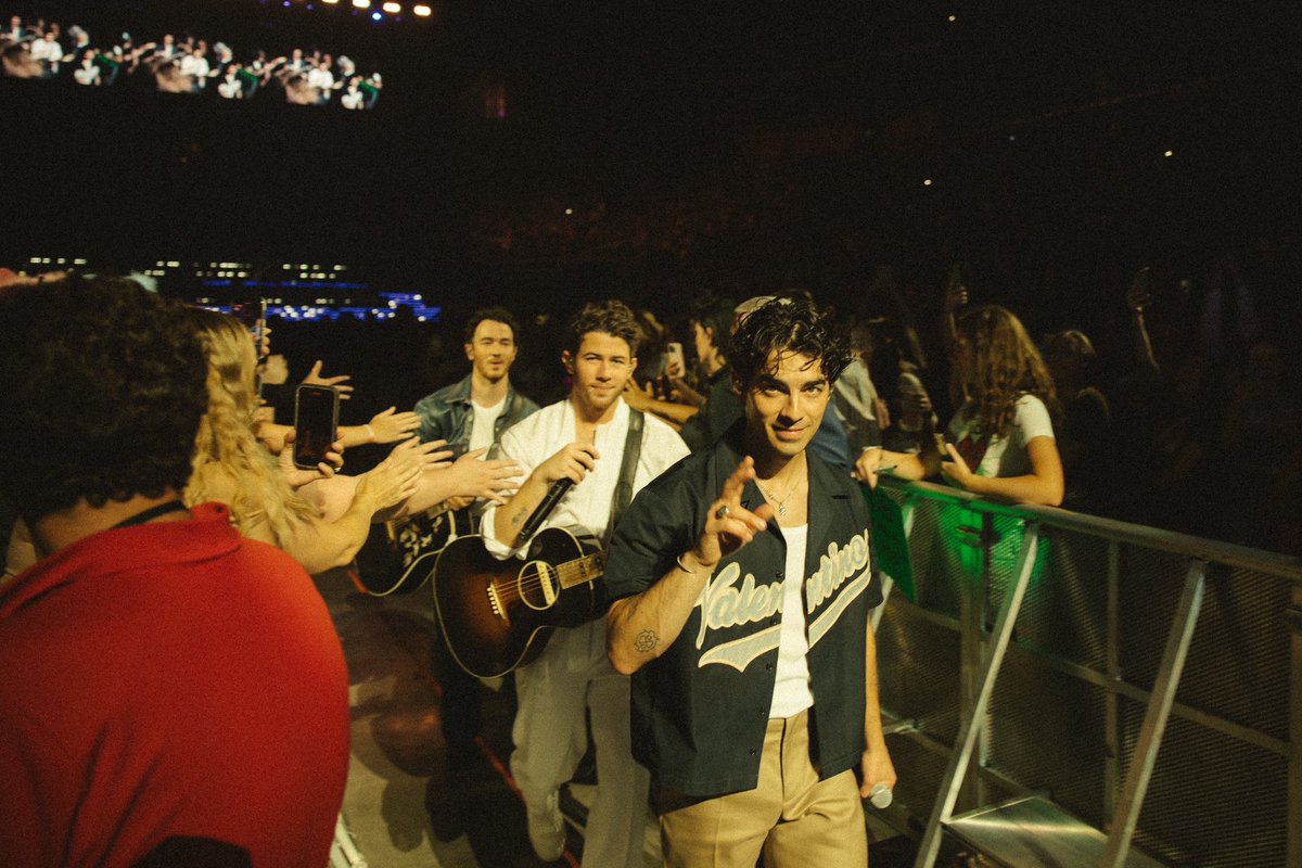 joejonas's tweet photo. Show at Little Caesars Arena last night had me craving some 🍕 https://t.co/q6cZWucY9H
