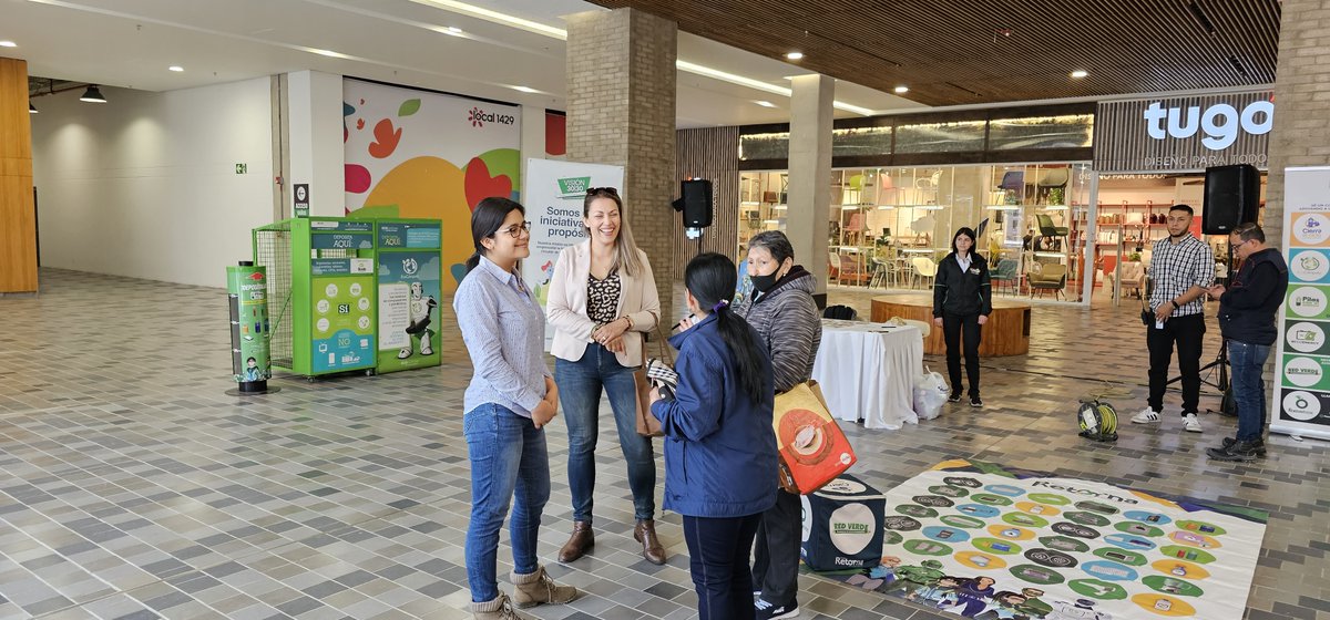 vcircularANDI's tweet photo. Hoy nos encontramos en el @CPlazaAmericas en el marco de Juntos vamos a revolucionar, afianzando el compromiso en la recolección y separación de residuos en conjunto con #GrupoRetorna. 

#Vision3030 https://t.co/GReRsqirkw