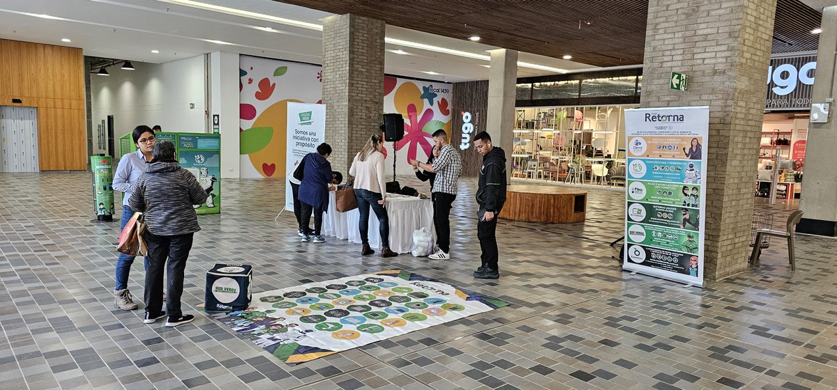 vcircularANDI's tweet photo. Hoy nos encontramos en el @CPlazaAmericas en el marco de Juntos vamos a revolucionar, afianzando el compromiso en la recolección y separación de residuos en conjunto con #GrupoRetorna. 

#Vision3030 https://t.co/GReRsqirkw