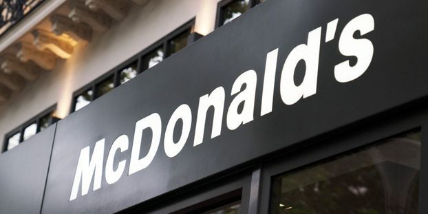 Villepinte (93) : un restaurant McDonald's transformé en salle de prière le premier jour de l'Aïd El-Kébir.  L'enseigne avait prétexté un problème informatique pour justifier cette fermeture. Un des employés est de la famille d'un djihadiste.
fdesouche.com/2023/08/25/sei…