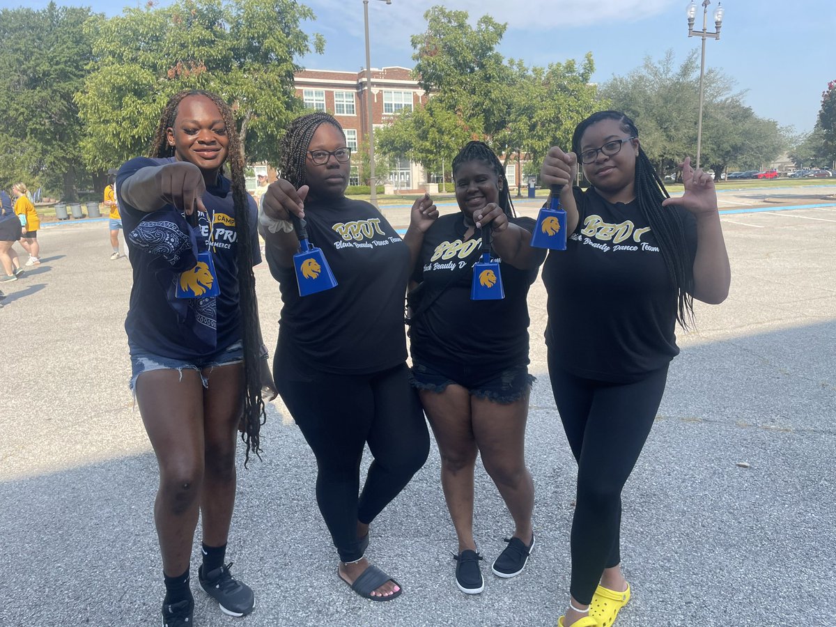 _bbdanceteam's tweet photo. It's official , our freshman class has taken their first LION WALK! Welcome to campus class of 2027 🦁 https://t.co/TX04grgq4b