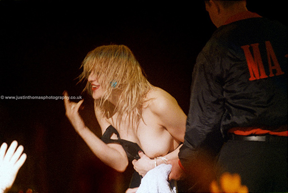 #courtneylove🎸❤️ @courtneyloveorg @holerock #holeband #grunge #90smusic #90srock #alternativemusic #alternativerockmusic #gigphotography #livephotography #livemusicphotography #bestmusicshots #rockphotography @denajag @lyraskyofficial @FunkyBrickHouse @JFluffytails