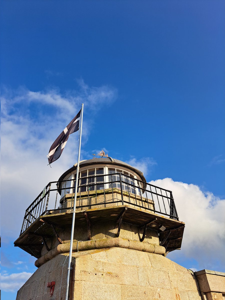 An afternoon train ride to #StIves today ..  a stroll around, tea by the beach ⛱️ and a wander along Smeaton's Pier... our flag does look good against a blue sky!