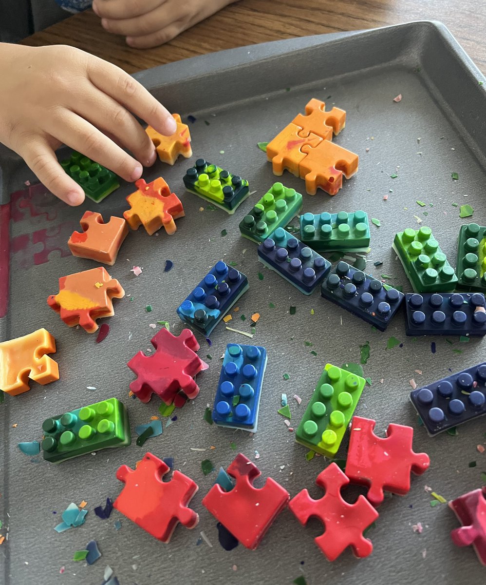 Our class conducted their first science experiment of the year!

We sorted crayons by color and left them out to melt into Lego & puzzle pieces 😁.

@NorthrichBears #Proud2beNRE