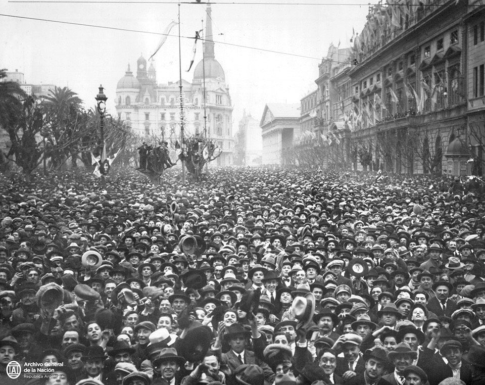 OldArg1810's tweet photo. El presidente de la Nación, Marcelo T. de Alvear, en el balcón de la Casa Rosada junto al príncipe Humberto de Saboya durante la visita del heredero al trono italiano al país. Debajo, los ítalo-argentinos reunidos en la Plaza de Mayo vitoreando al futuro rey italiano, 1924. https://t.co/98SqMyO53m
