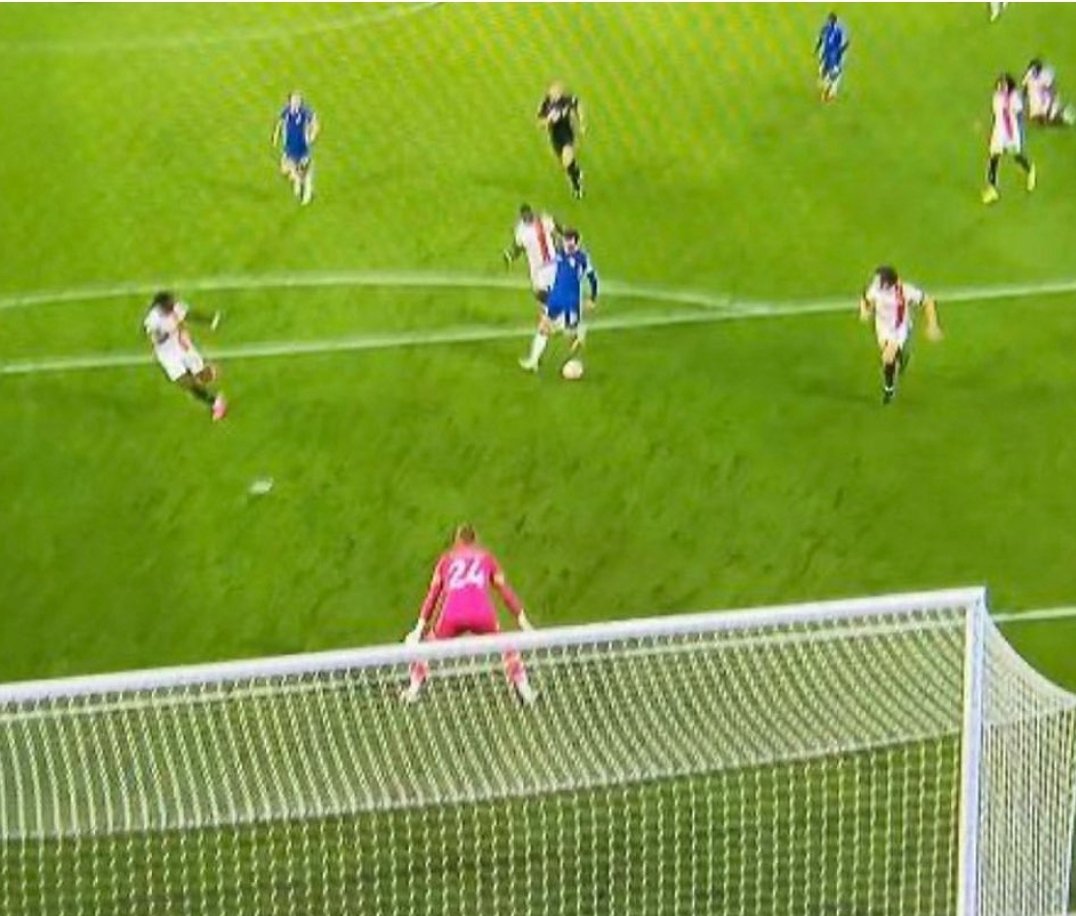 HelpbetC's tweet photo. How do you explain to people that Chilwell decided to pass from here!🤷

#ChelseaFC #Luton #CHELUT #ChelseavsLuton #PremierLeague #Chilwell #Pochettino https://t.co/PYs8AvjpzJ