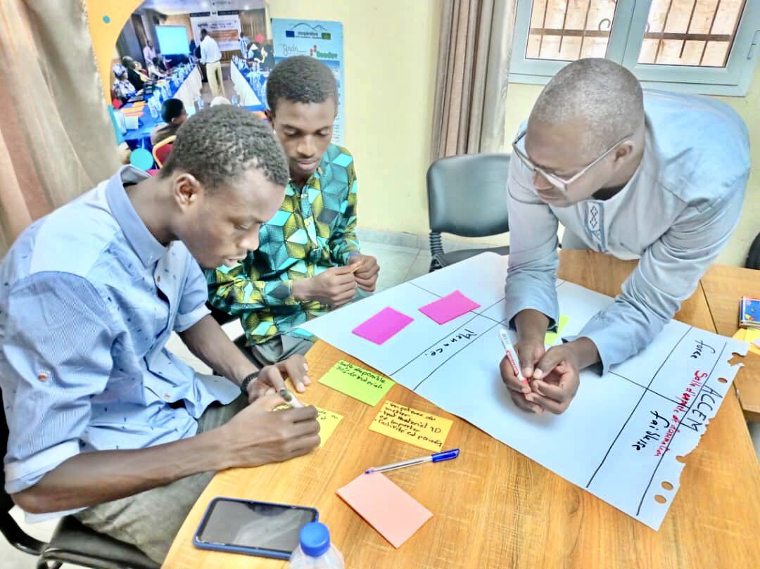 Ecodevmr's tweet photo. -✅Retour en images sur les séances de formation des équipes des OSC bénéficiaires des subventions du Projet @Samim sur le modèle économique. Formations dispensées la semaine dernière par @Ecodev dans le cadre du programme d’accompagnement des OSC. https://t.co/JgdEqLnHiq