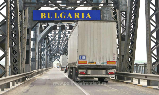 RRInternational's tweet photo. #Traficul pe Podul peste #Dunăre de la Ruse va fi oprit timp de 4 ore pe noapte, în perioada 28-31 august, în fiecare noapte între orele 22:00 şi 02:00 pentru realizarea unor lucrări de #reparaţii urgente la rosturile şi panourile de beton ale structurii podului. https://t.co/FPAZytorYK