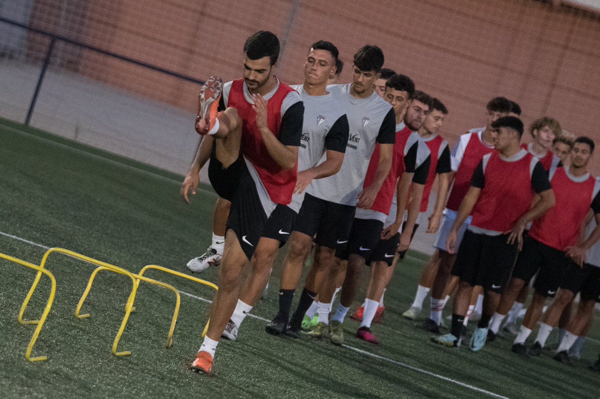 FotosAQuintero's tweet photo. 🏃🏼🏃🏻‍♀️⚽️ Y con los entrenamientos de nuestro Senior B y Senior Femenino, terminamos el maratón de hoy viernes… 🤯🫠

#RecogermeConCucharilla https://t.co/1T47byPH1P