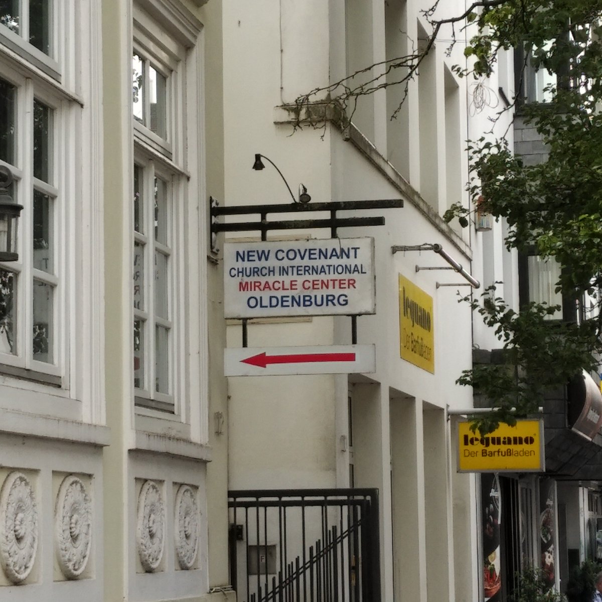 v_i_o_l_a's tweet photo. falls ihr mal ein wunder braucht: in oldenburg gibts eine quelle. 🙃 #oldb https://t.co/daQNCda0z4