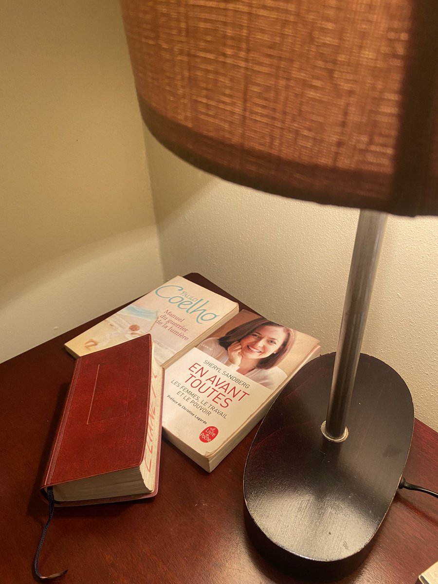 Mpengette's tweet photo. C’est vendredi,on se détend😊quels sont vos livres de chevet et pqoi?Moi:la Bible pcq ba biso oyo sans Nzambe mobulu,Manuel du guerrier de la lumière pcq chq page est une leçon de vie (et Paulo Coelho est mon auteur préféré) et En avant toutes pcq la carrière de Sheryl m’inspire https://t.co/LkG6AlY3yT