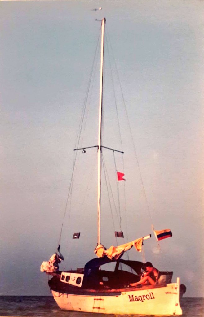 EstherBiardeau's tweet photo. Sobre un viejo casco de barco, el papá de mis hijos construyó uno de sus juguetes preferidos, el Maqroll, un pequeño velero de teca con el que navegaba con mis hijos, sobrinos y amigos.
Un  homenaje a las historias del gaviero de #AlvaroMutis. https://t.co/PSBKOlo3VQ