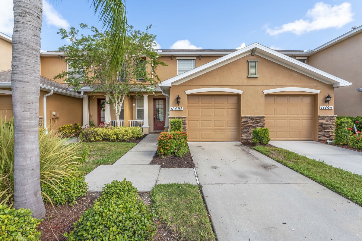 hommati163's tweet photo. 🏠 Just listed! Stunning 2 bed, 2.5 bath townhome in Parrish, FL. Open layout, natural light, and upscale touches. No carpet worries with tile and luxury vinyl plank flooring. Screened porch, garage, new roof. Resort-like amenities. $305,000. 🏡 #ParrishHome #TownhomeLiving https://t.co/588EK1P97m