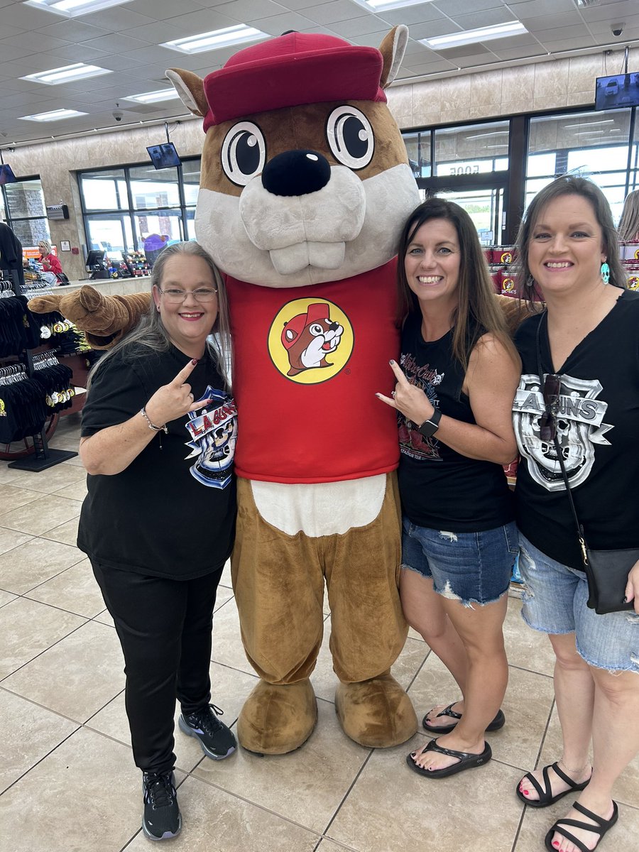 Headed to see <a href="/laguns/">Keith Lagunes</a> in Dallas but can’t pass up a photo op with Buccee <a href="/TSGT78/">Tracy</a> <a href="/KarenWilson1975/">Karen Wilson</a> 🤟🏻