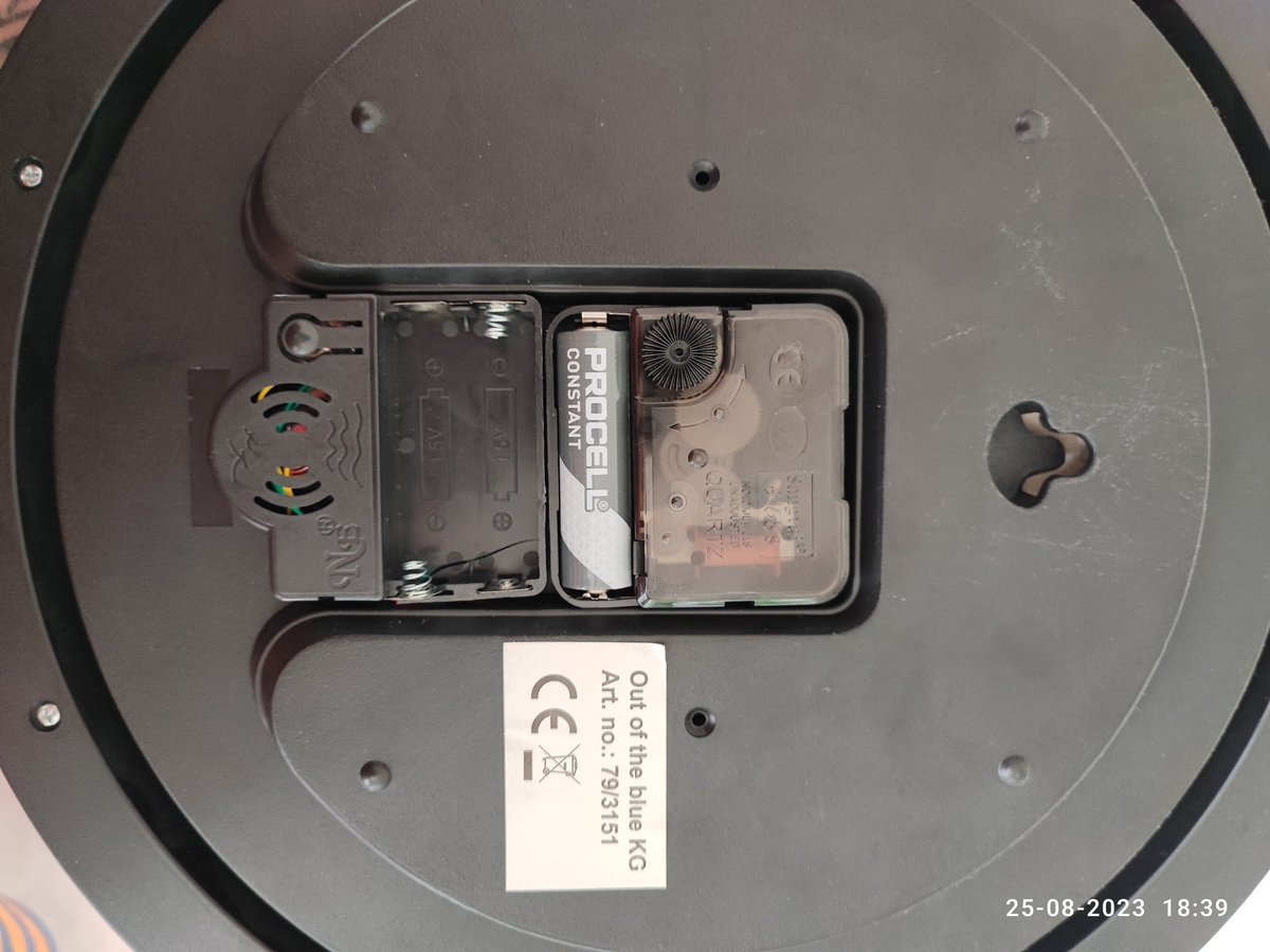 divemaster1975's tweet photo. Ik dacht al, wat is die leuke vogeltjes klok stil om vijf uur. Zal wel te druk zijn geweest. Was inmiddels zes uur. Maar vogeltjes houden nog steeds hun snaveltjes. Wat blijkt..... Batterijen gejat? Of op mysterieuze wijze verdwenen? @landalnl https://t.co/wP15vnrWwJ