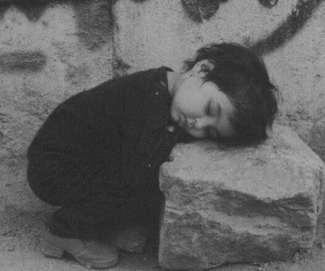 Başımı usulca dizine koyacaktım.
Dört gün dört gece susacaktım...

Attila İlhan