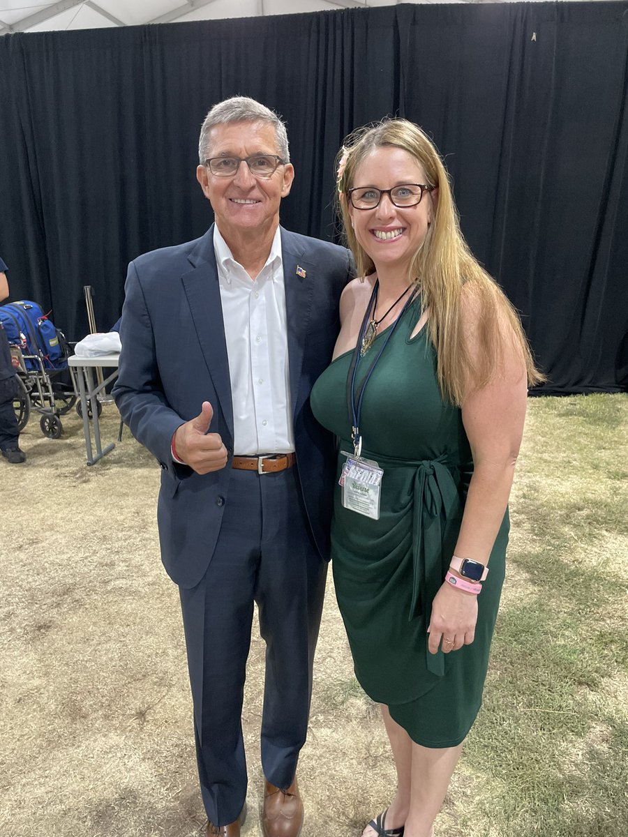 GGloriousGloria's tweet photo. Meeting the great General Flynn and shared the miraculous news that you can remove the poison 
100 % out the body. 
#timetofreeamerica #wecanHeal #StandForFreedom #standup https://t.co/AoFuUGd1gv