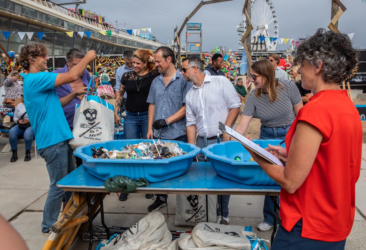 Vandaag raadsconferentie gehad met <a href="/Gemeenteraad070/">Gemeenteraad Den Haag</a> Voorafgaand eerst afval rapen op het strand. Was een mooie dag en het strand is weer een stukje schoner, we hebben namelijk 54 kg afval opgehaald!