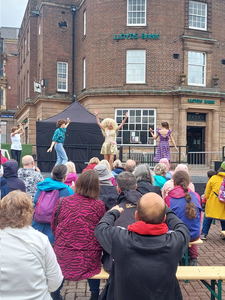 NewVicTheatre's tweet photo. Day 1 of #TheBigFeast from our @appetitestoke team has been epic. We ended the day smelling memories of the past with #misshighlegkick #EauDeMemoir and watching the brilliant @SoniaSabriCo perform #MughalMiniatures More fun is scheduled for tomorrow up in #Hanley Don't miss it! https://t.co/vmt2UJKRlm