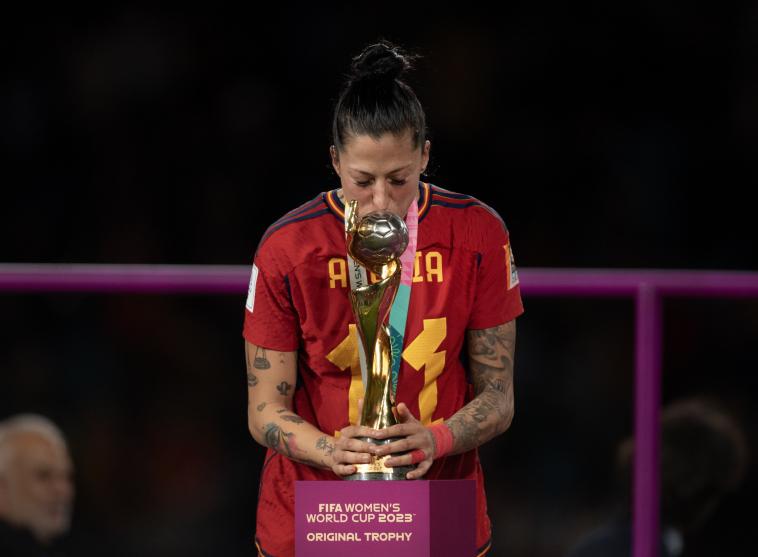 Erafutbolfem's tweet photo. 🚨 Estas son las primeras palabras de JENNI HERMOSO en el comunicado que saldrá

🗣 “Tal y como se vio en las imágenes en ningún momento consentí el beso”

🗣 “No tolero que se ponga en duda mi palabra”

(COPE) https://t.co/CdEwBuSN3E