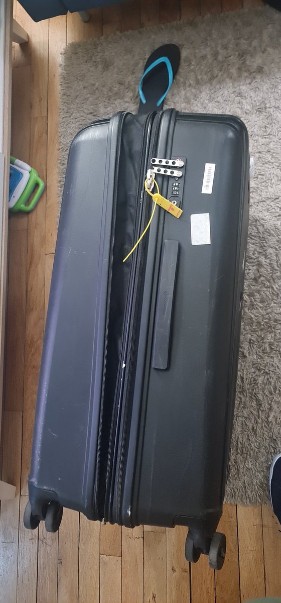 don_alpha22's tweet photo. @emirates My luggage was lost on my flight from dubai to paris back in August 2/3.It took 7 days before my luggage was found, and when it arrived my actual luggage was dmaaged albeit nothing was missing,,I went on vacation with just the clothes that I was wearing. https://t.co/RxaNXZik0F