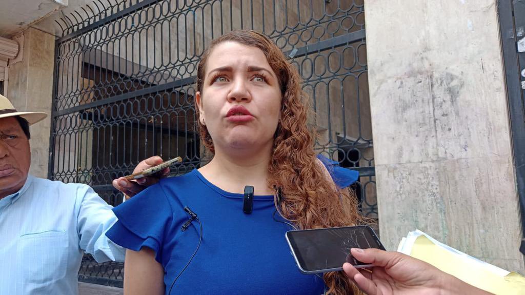 GabyCoutino's tweet photo. Denuncian a María de Lourdes Morales Urbina titular del #RegistroPúblicoDeLaPropiedad y del comercio de #Chiapas. La abogada #AzucenaOrantes, denuncia que fue despojada de su patrimonio en #TuxtlaGutiérrez por la funcionaria  dejando en la #Indefensión a ella y a su madre https://t.co/MFwdCJ6Jss