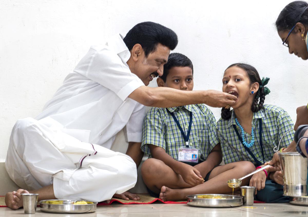 ItsMeVinoth84's tweet image. தமிழ்நாட்டில் குழந்தைகளுக்கு அனைத்தும் கொடுத்து எல்லா முயற்சிகளையும் எடுத்து பள்ளிக்கு படிக்க அழைக்கிறோம்!
சங்கிகள் ஆளும் உ.பியில் குழந்தைகளுக்குள் மதபிரிவினையை உருவாக்கி குரூரமாக அடிக்க சொல்லி பழகி தந்து பள்ளிக்கு வரவிடாமல் தடுக்கிறார்கள்!
#StalinModel              #YogiModel