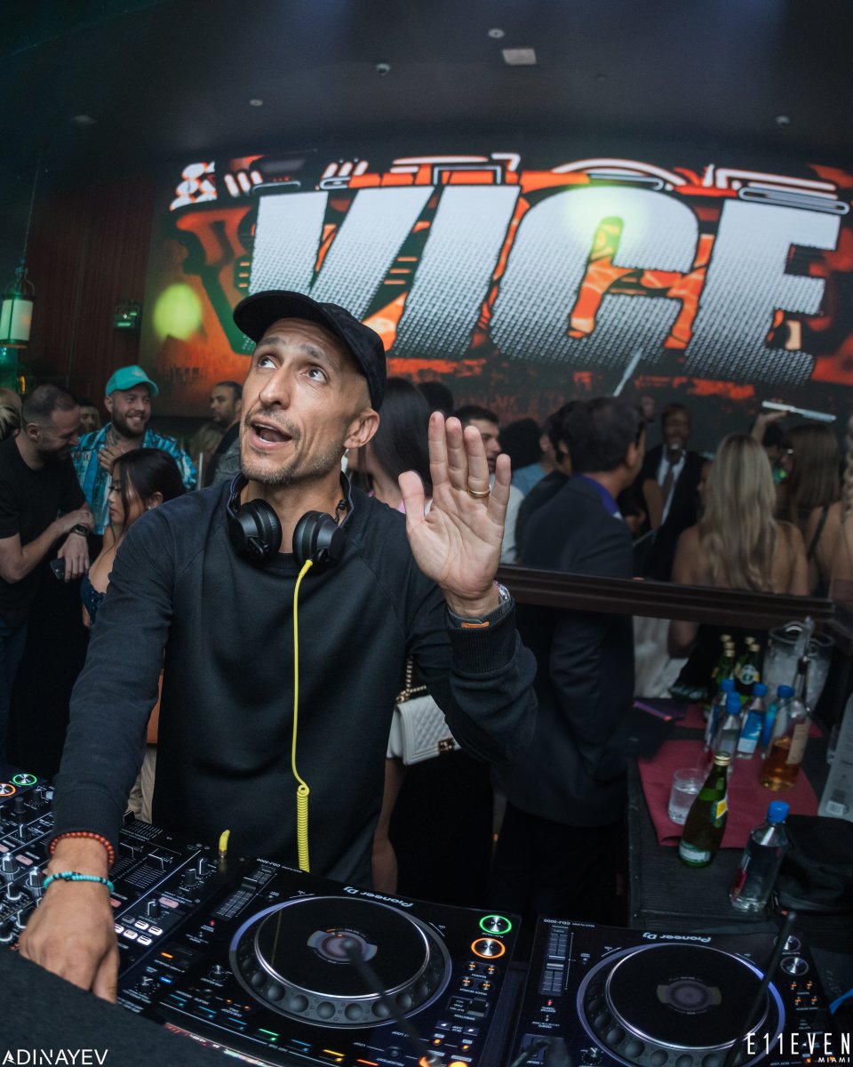 11Miami's tweet photo. Hands go up... And they stay THERE 🎶
@Djvice TONIGHT
Tickets & Tables: https://t.co/zcavAx9DcD
#E11EVEN #DjVice #11Miami #BestOfMiami https://t.co/Yk3VNjvJrV