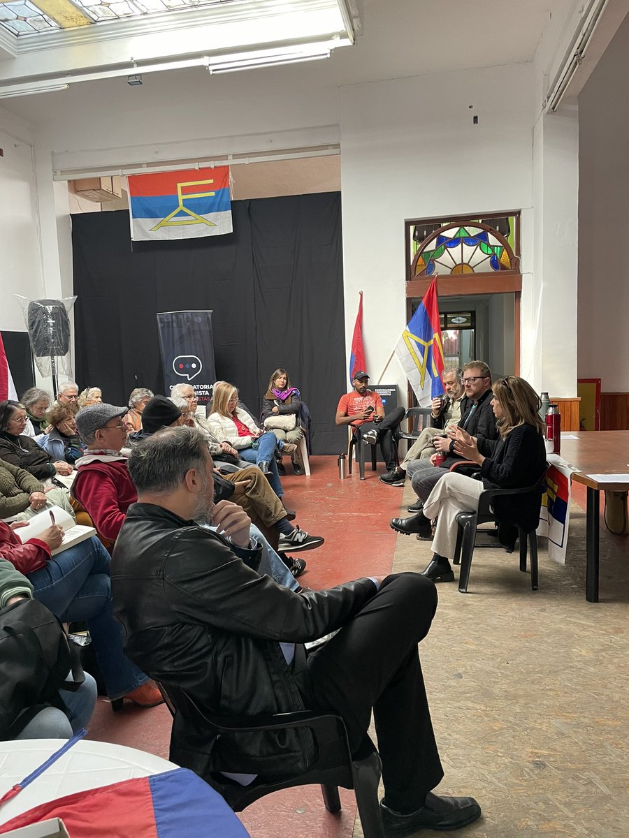 SilviaNaneFA's tweet photo. Empezamos el día en el @Comite_Marcha acompañada por @minesobaldia que trajo un libro de Juceca para dejar en la biblioteca del comité.
Durante todo el día habrá actividades en todo el país.
#díadelcomitédebase🔴🔵⚪️ https://t.co/VbIXg6gGZp