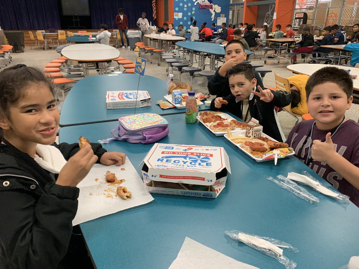 ayescobar1's tweet photo. Module 1 Celebration! Pizza and wings is what these scholars ordered. Hard work pays off! 100% @SmithES_AISD  #SomosStallions https://t.co/3MChj8q7FO