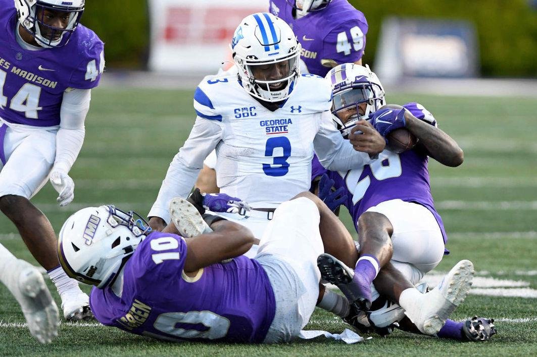 JMU CB Devyn Coles wasn't guaranteed playing time as a walk-on transfer last season. He eventually became an impact player on the defense, and he's ready to build off that this fall. 'I learned that I wasn't a quitter.' On @kiingdevvv: dnronline.com/sports/college…