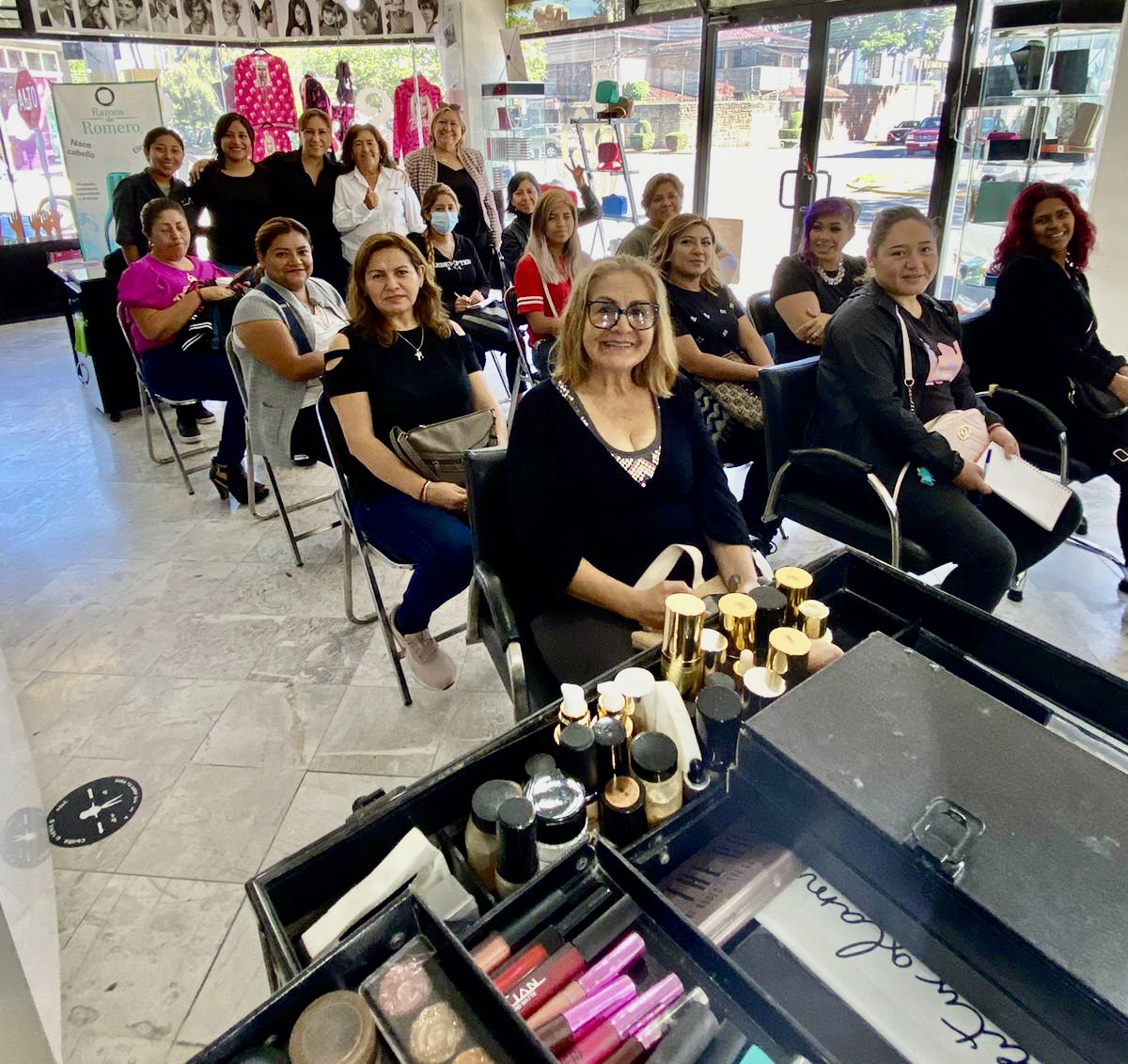 LupitaLeal_'s tweet photo. ¡Celebrando con mis colegas el día del estilista!

Impartiendo Taller de #Makeup en #LEALStudioMexico a mujeres que próximamente serán maquilladoras.

¡Felicidades! https://t.co/2NWGjSyESQ