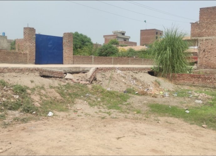 Fakhar_03's tweet photo. @DCSheikhupura Poor construction of street. Deteriorated after 1 month of construction. Please get this repaired before any further collapse.
Swat transformer industry street. 3km kala khatai road . Karol. Ferozwala https://t.co/GceznZOi1N