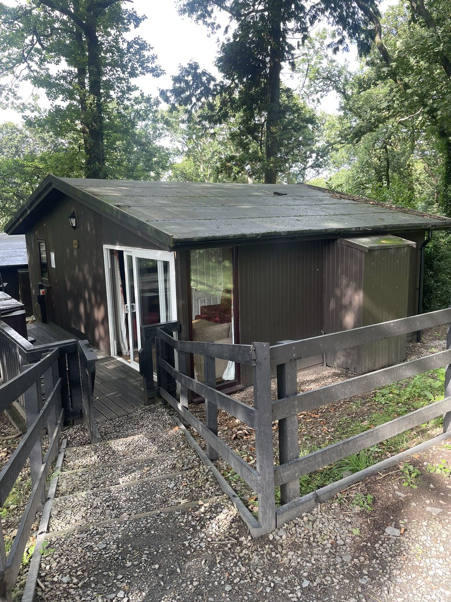 DannyHope1's tweet image. What we booked compared to what we’ve actually got, and that’s alright apparently, unbelievable. 
@Hoseasons