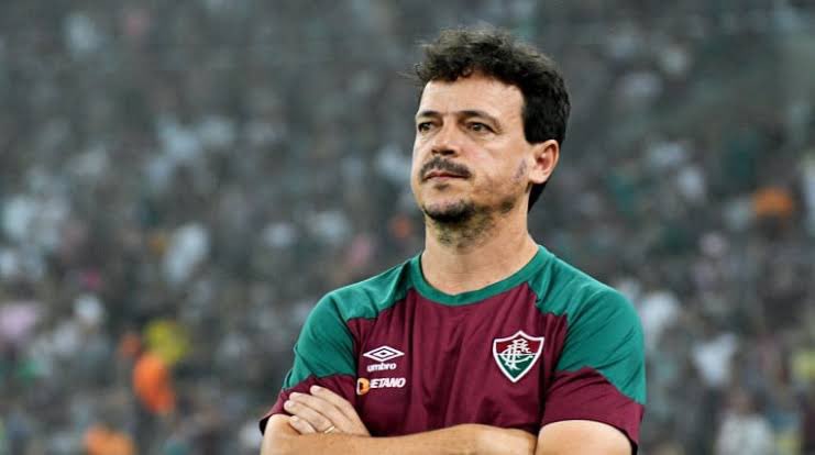 Victorg_Lessa's tweet photo. Quando a gente critica, respeitosamente, é porque acreditamos que algo que já é bom, pode ser melhor. O Fluminense de Fernando Diniz é assim, a gente sabe que pode mais. Todo mundo vai para o jogo esperando um algo a mais. E não dá pra julgar isso…a culpa é sua, Diniz.

O futebol nem sempre é justo, aliás é fascinante também por isso, pela sua imprevisibilidade. Mas, ontem, ele premiou quem teve coragem. Pouca gente esperava JK no lugar do Lima. Diniz gosta de manter o time, essa mudança ousada num jogo decisivo, não é tão natural.

Mas ontem ele fez o que o jogo pedia. Isso é fruto de análise e trabalho da comissão técnica. A leitura foi precisa e correta. Sabiam que o Olimpia iria marcar em poucos metros e abdicar do ataque.

Ele não esperou o Fluminense jogar fora 45 minutos pra mudar. Se antecipou e certamente deu um susto no Arce. Ele não esperava…quase ninguém né? 

Com dois homens enfiados na área, sobrou mais espaço pra todo mundo, principalmente para Keno. Que partida, mas não só tecnicamente, também de personalidade, de coragem, ousadia.

O futebol, na noite de ontem, presenteou os corajosos, talvez porque tenha se identificado com a imprevisibilidade de Diniz e Keno. Com essa coragem e sangue nos olhos, vai ser difícil segurar.