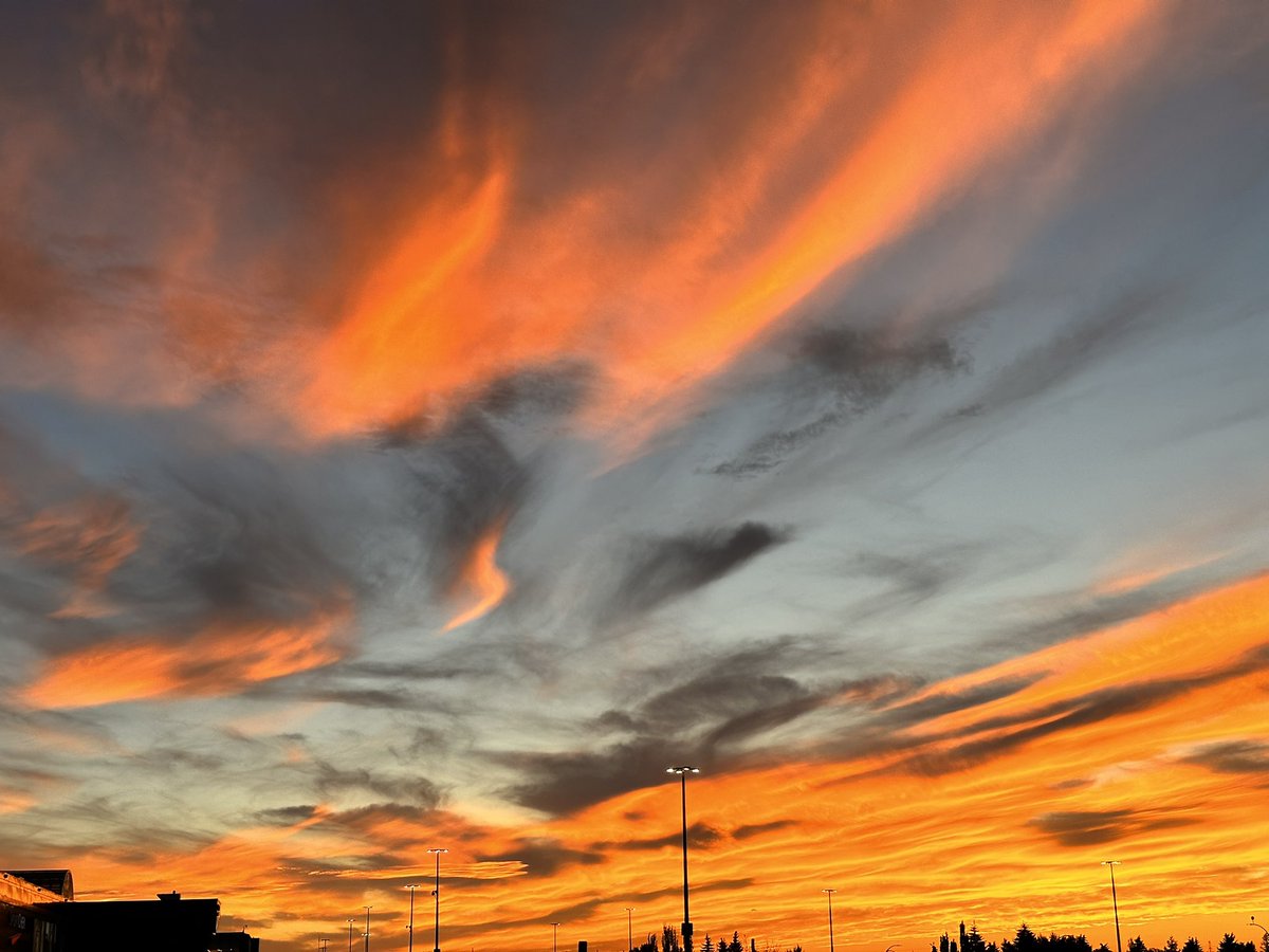IbrahimSenagac's tweet photo. Edmonton Alberta Canada 🇨🇦sun set https://t.co/iB3KbCQV4Z